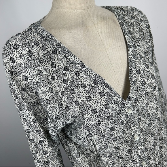 ❤️ GAP Black and White Patterned Blouse - Picture 3 of 10